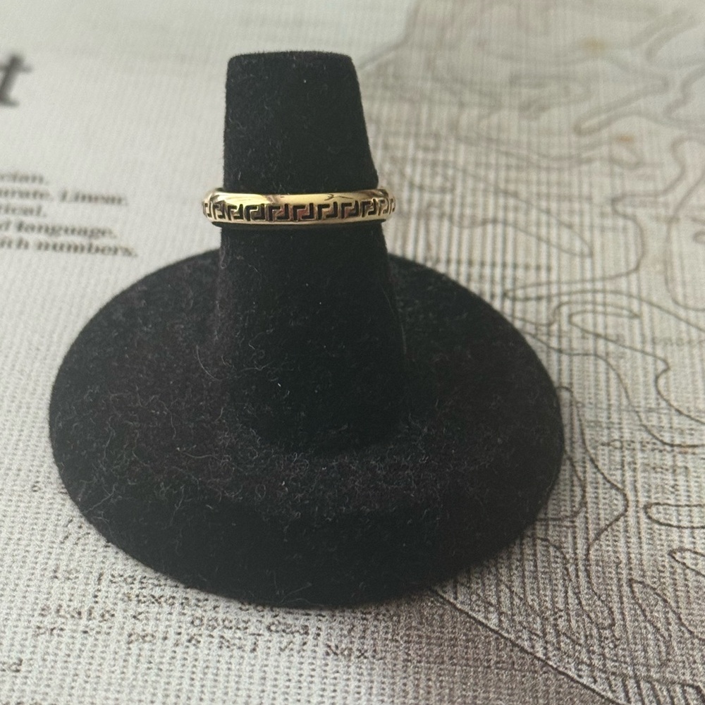 Elegant 14K Gold Greek Key Pattern Ring.